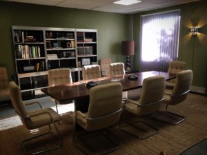 décor Access – salle de réunion bureau de production décor série – Isabelle Delbecq