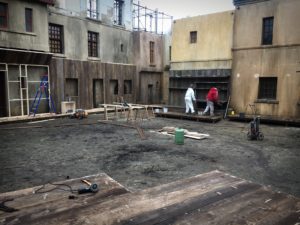 décor Access – rue western décor en construction – Isabelle Delbecq