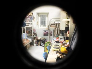 décor Inséparables – cellule de prison reconstruite –Isabelle Delbecq