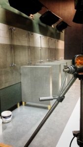 décor Inséparables – douche de prison reconstruite en studio –