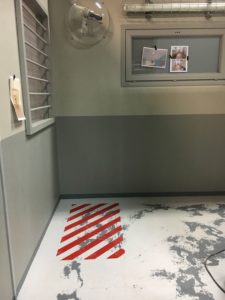 décor Inséparables – couloir de prison studio – Isabelle Delbecq