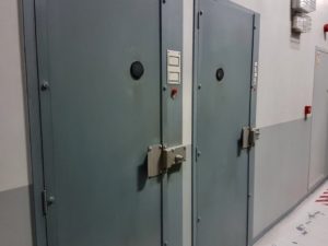 décor Inséparables – portes de prison reconstruite en studio –