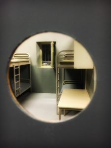 décor Inséparables – cellule de prison reconstruite en studio –