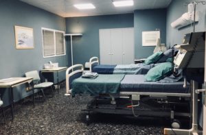 décor En famille – chambre d’hôpital créée pour la série – Isabelle Delbecq