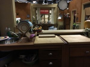 décor En famille – cuisine Le Kervelec avant rafraîchissement – Isabelle Delbecq