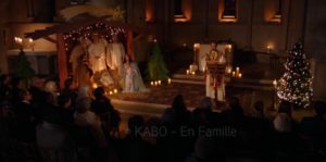 décor En famille – crèche vivante dans une église – Isabelle Delbecq