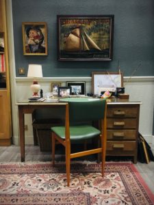 décor En famille – espace de vie Le Kervelec murs bleu canard et rose brique après – Isabelle Delbecq