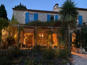 décor Chers Parents – terrasse du mas provençal – Isabelle Delbecq