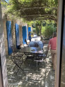 décor Chers Parents – terrasse du mas provençal – Isabelle Delbecq