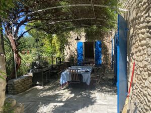 décor Chers Parents – terrasse du mas provençal – Isabelle Delbecq