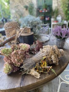 décor Chers Parents – terrasse du mas provençal – Isabelle Delbecq