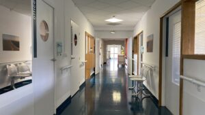 décor Les Bracelets Rouges – couloir hôpital – Isabelle Delbecq