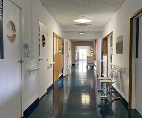 décor Les Bracelets Rouges – couloir hôpital – Isabelle Delbecq
