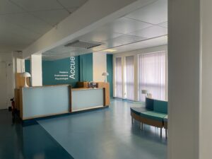 décor Les Bracelets Rouges – zone d’accueil hôpital fictif – Isabelle Delbecq