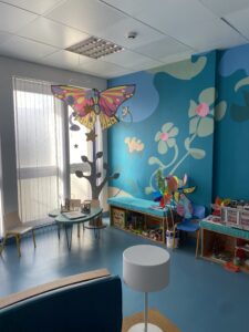 décor Les Bracelets Rouges – zone d’accueil hôpital fictif – Isabelle Delbecq