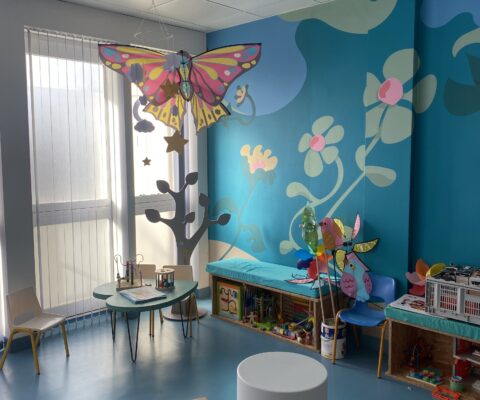 décor Les Bracelets Rouges – zone d’accueil hôpital fictif – Isabelle Delbecq