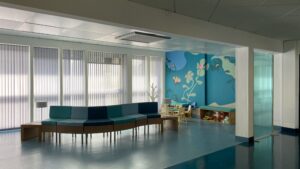 décor Les Bracelets Rouges – zone d’accueil hôpital fictif – Isabelle Delbecq