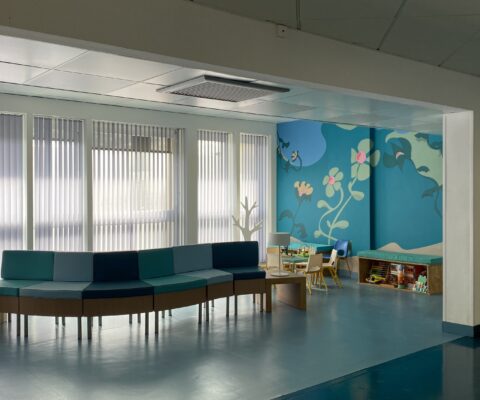 décor Les Bracelets Rouges – zone d’accueil hôpital fictif – Isabelle Delbecq