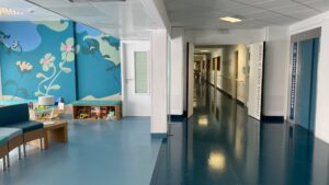 décor Les Bracelets Rouges – zone d’accueil hôpital fictif – Isabelle Delbecq