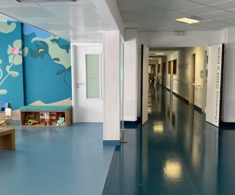 décor Les Bracelets Rouges – zone d’accueil hôpital fictif – Isabelle Delbecq