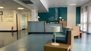 décor Les Bracelets Rouges – zone d’accueil hôpital fictif – Isabelle Delbecq