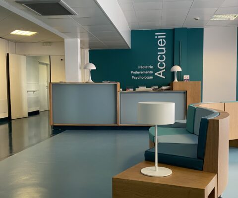 décor Les Bracelets Rouges – zone d’accueil hôpital fictif – Isabelle Delbecq