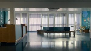 décor Les Bracelets Rouges – zone d’accueil hôpital fictif – Isabelle Delbecq