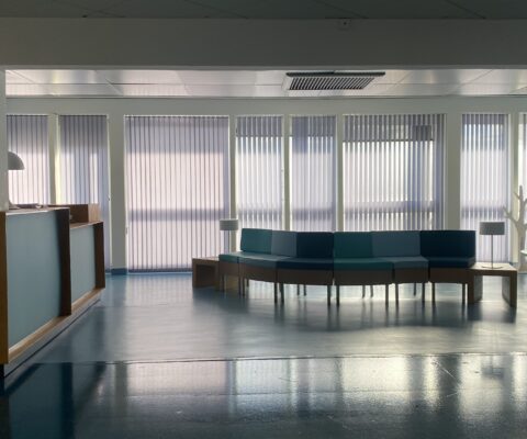 décor Les Bracelets Rouges – zone d’accueil hôpital fictif – Isabelle Delbecq