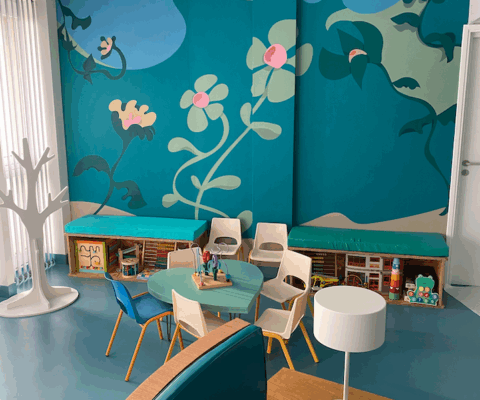 décor Les Bracelets Rouges – zone d’accueil hôpital fictif – Isabelle Delbecq