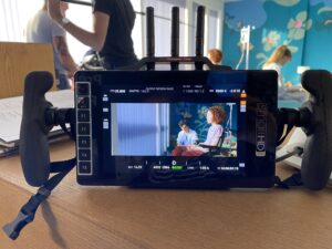 décor Les Bracelets Rouges – scène tournage accueil hôpital fictif – Isabelle Delbecq