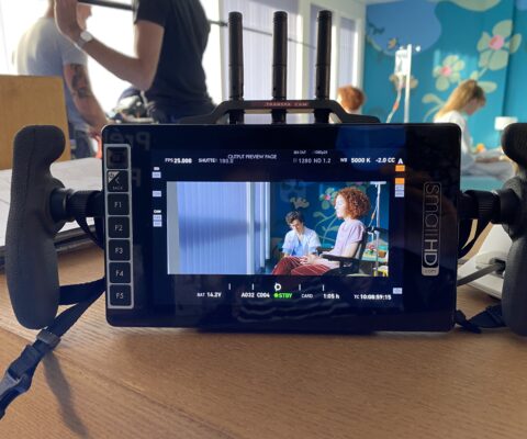 décor Les Bracelets Rouges – scène tournage accueil hôpital fictif – Isabelle Delbecq