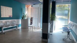 décor Les Bracelets Rouges – zone d’accueil hôpital fictif – Isabelle Delbecq