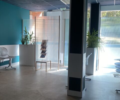 décor Les Bracelets Rouges – zone d’accueil hôpital fictif – Isabelle Delbecq