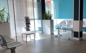 décor Les Bracelets Rouges – zone d’accueil hôpital fictif – Isabelle Delbecq