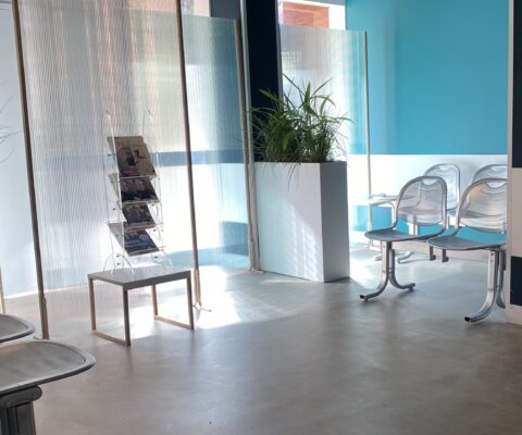 décor Les Bracelets Rouges – zone d’accueil hôpital fictif – Isabelle Delbecq