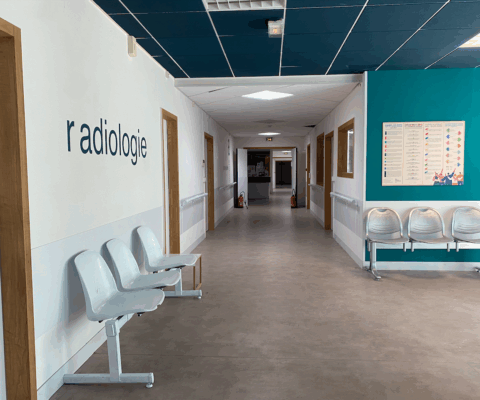 décor Les Bracelets Rouges- accueil radiologie hôpital fictif – Isabelle Delbecq