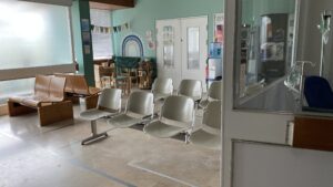 décor Les Bracelets Rouges – accueil urgences hopital fictif – Isabelle Delbecq