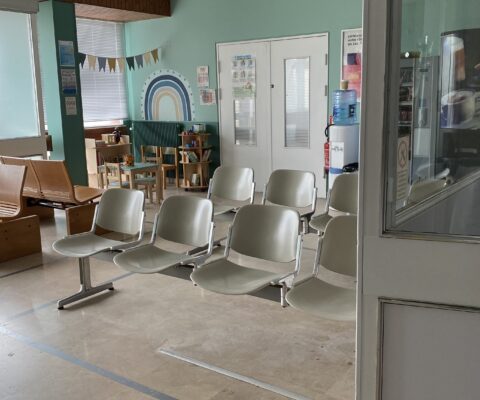 décor Les Bracelets Rouges – accueil urgences hopital fictif – Isabelle Delbecq