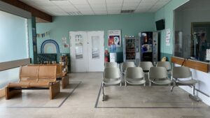 décor Les Bracelets Rouges – couloirs urgences hopital fictif – Isabelle Delbecq