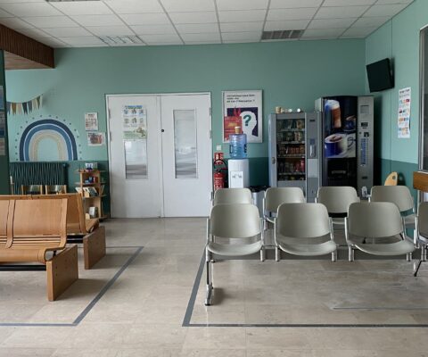 décor Les Bracelets Rouges – couloirs urgences hopital fictif – Isabelle Delbecq