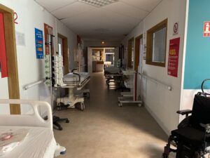 décor Les Bracelets Rouges – couloirs urgences hopital fictif – Isabelle Delbecq