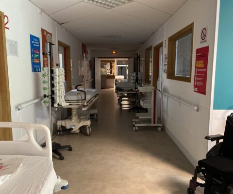 décor Les Bracelets Rouges – couloirs urgences hopital fictif – Isabelle Delbecq