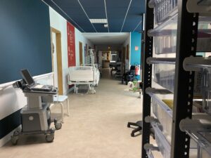 décor Les Bracelets Rouges – couloirs urgences hopital fictif – Isabelle Delbecq