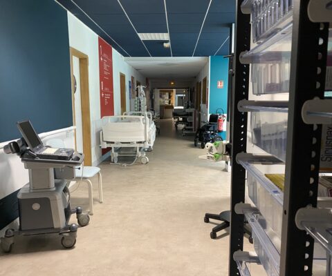 décor Les Bracelets Rouges – couloirs urgences hopital fictif – Isabelle Delbecq