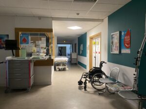 décor Les Bracelets Rouges – couloirs urgences hopital fictif – Isabelle Delbecq