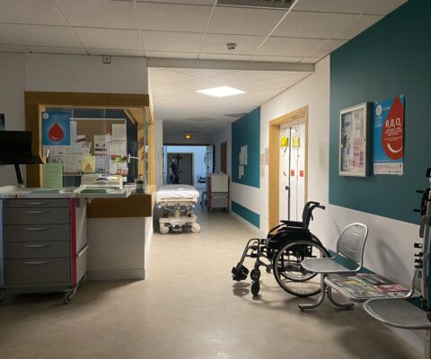 décor Les Bracelets Rouges – couloirs urgences hopital fictif – Isabelle Delbecq