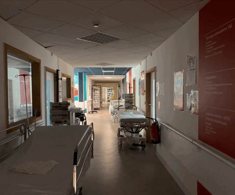 décor Les Bracelets Rouges – couloirs urgences hopital fictif – Isabelle Delbecq