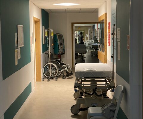 décor Les Bracelets Rouges – couloirs urgences hopital fictif – Isabelle Delbecq