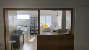 décor Les Bracelets Rouges – bureau des infirmieres hopital fictif – Isabelle Delbecq