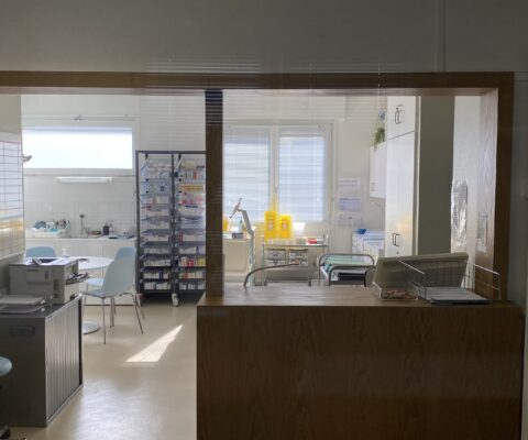 décor Les Bracelets Rouges – bureau des infirmieres hopital fictif – Isabelle Delbecq